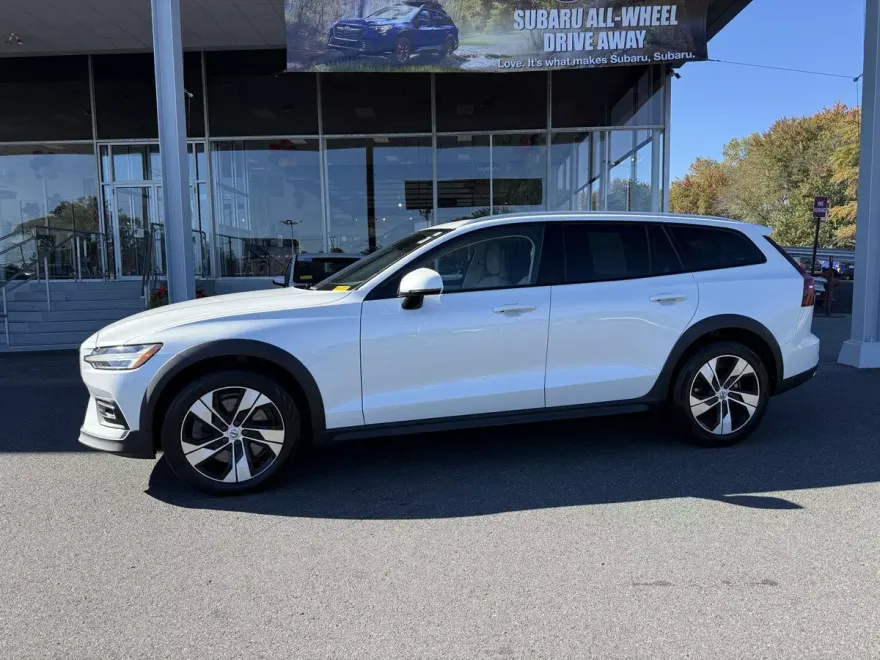 2021 Volvo V60 Cross Country photo 1
