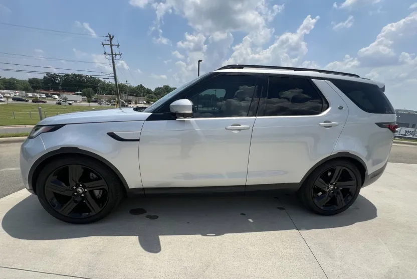 2023 Land Rover Discovery S photo 1