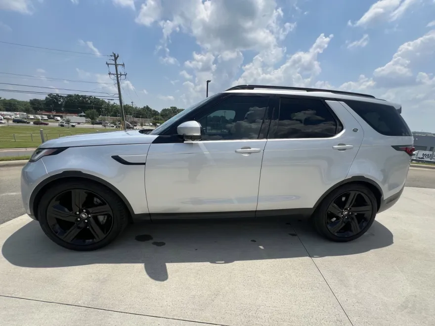 2023 Land Rover Discovery S photo 1