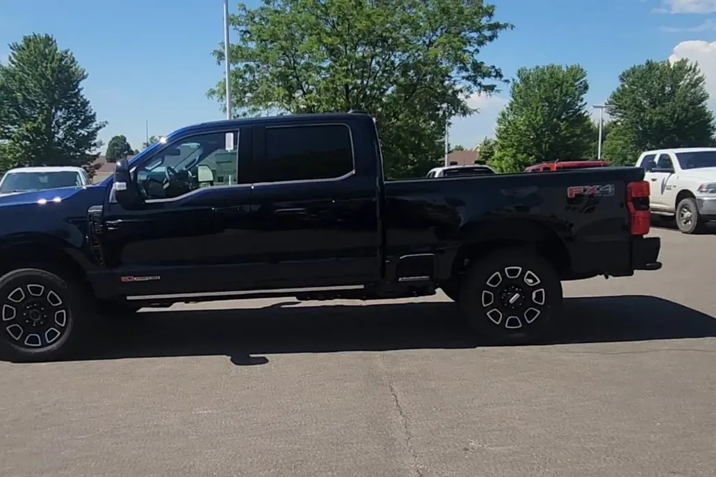 2025 Ford F-350 Platinum photo 1