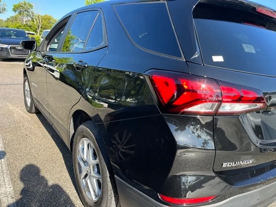2022 Chevrolet Equinox LS photo 1
