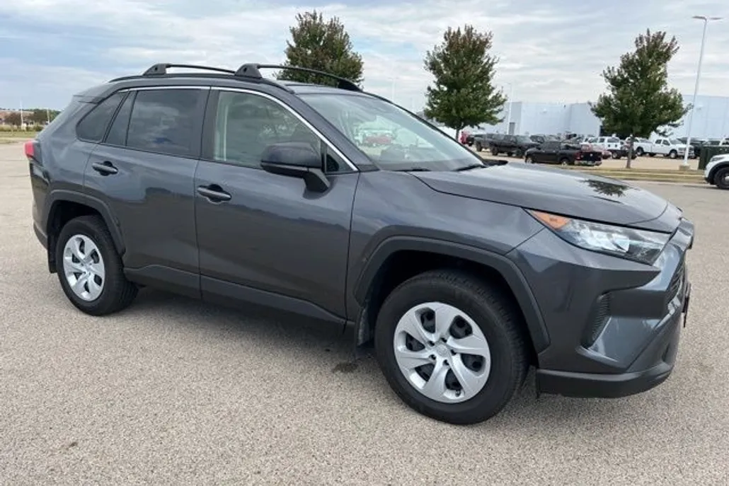 2019 Toyota RAV4 LE photo 1