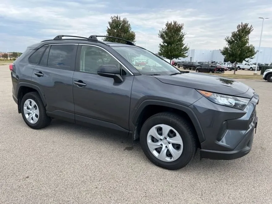 2019 Toyota RAV4 LE photo 1