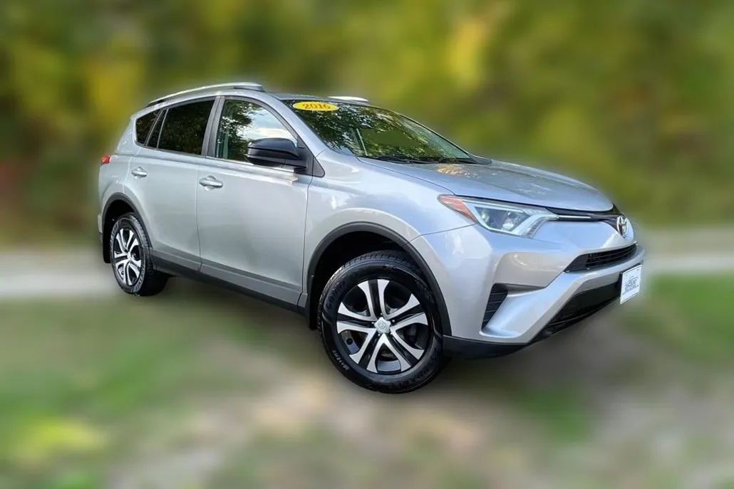 2016 Toyota RAV4 LE photo 1