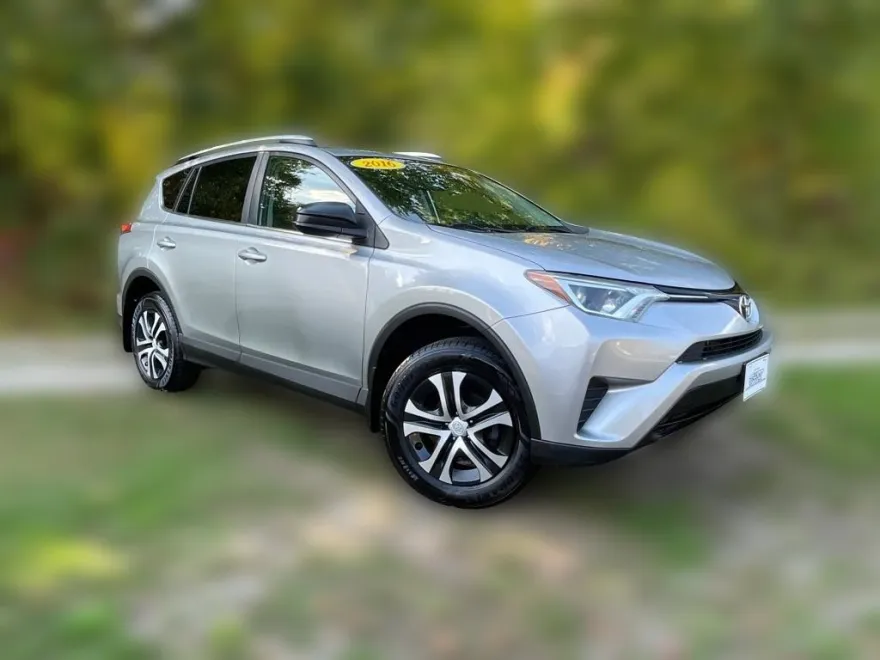 2016 Toyota RAV4 LE photo 1