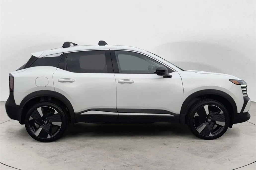 2026 Nissan Kicks SR photo 1