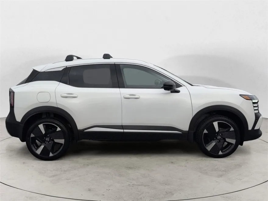 2026 Nissan Kicks SR photo 1