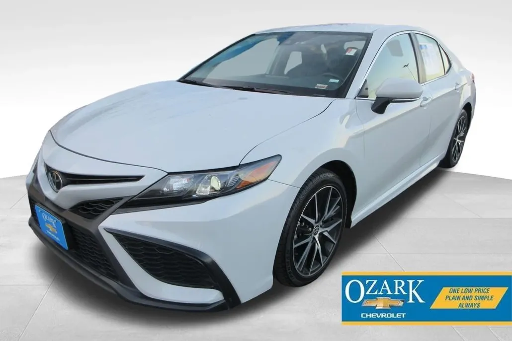 2023 Toyota Camry SE photo 1