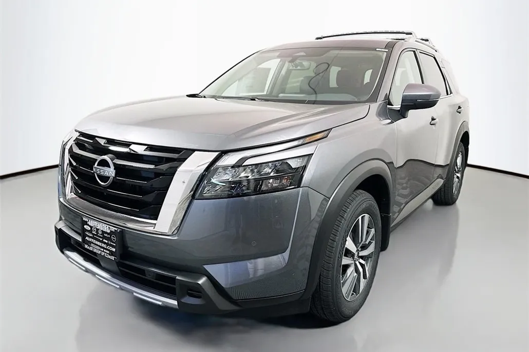 2025 Nissan Pathfinder SL photo 1