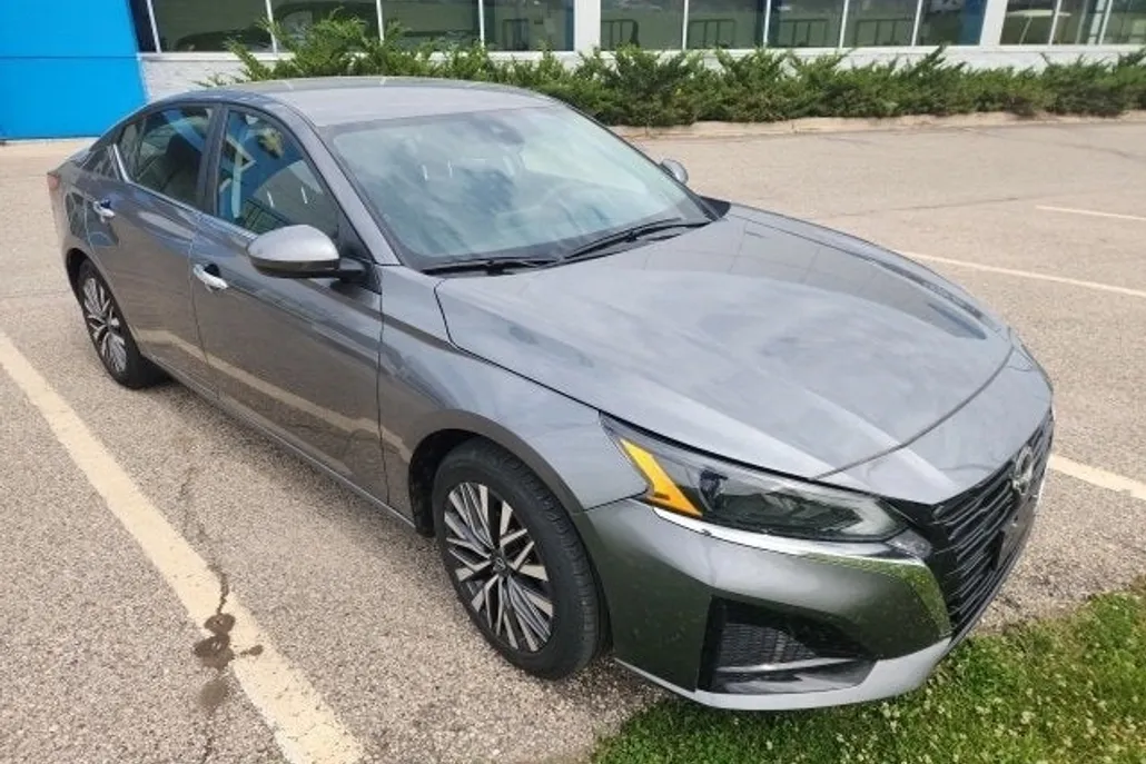 2023 Nissan Altima 2.5 SV photo 1