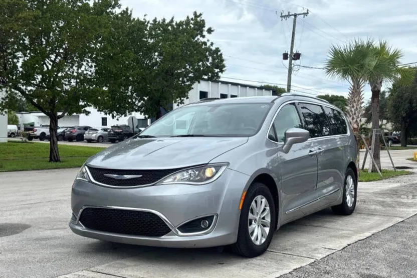 2019 Chrysler Pacifica Touring L photo 1