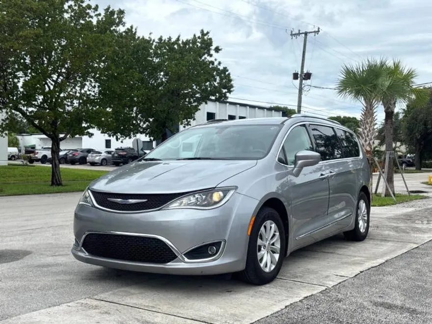 2019 Chrysler Pacifica Touring L photo 1