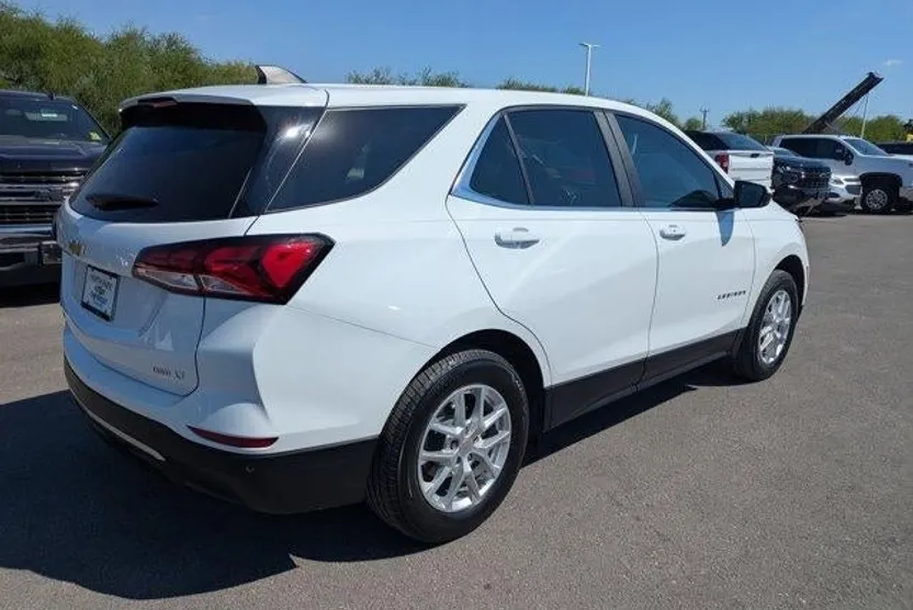 2023 Chevrolet Equinox LT photo 1