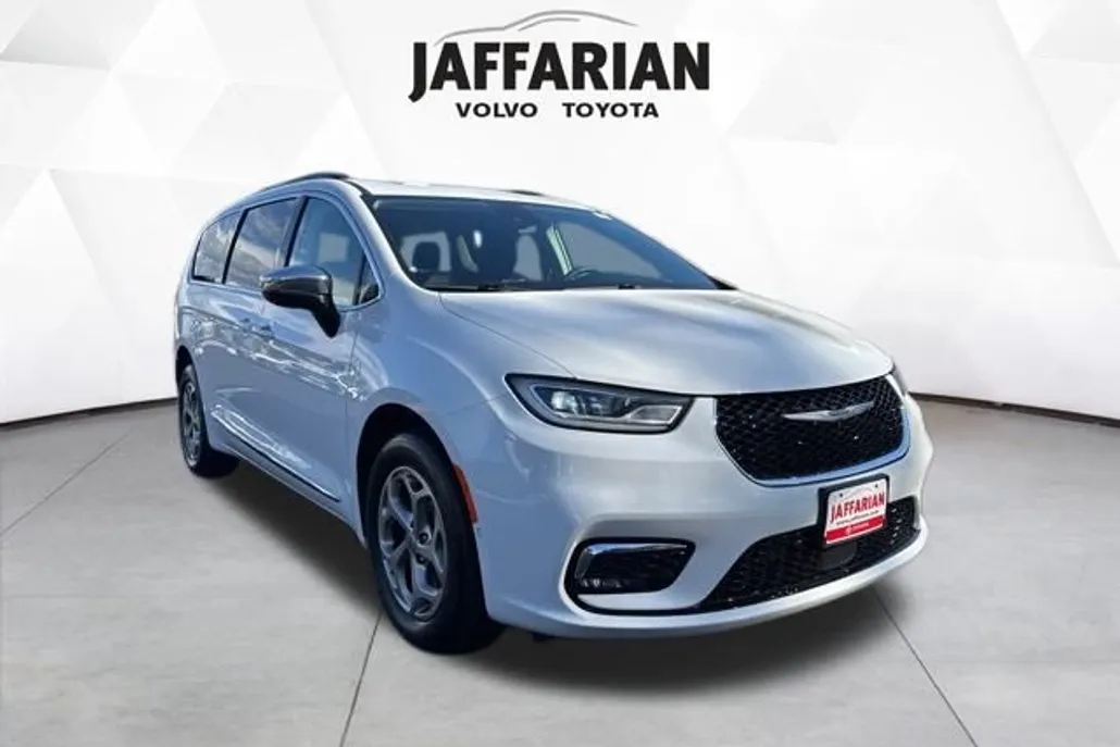 2023 Chrysler Pacifica Limited photo 1