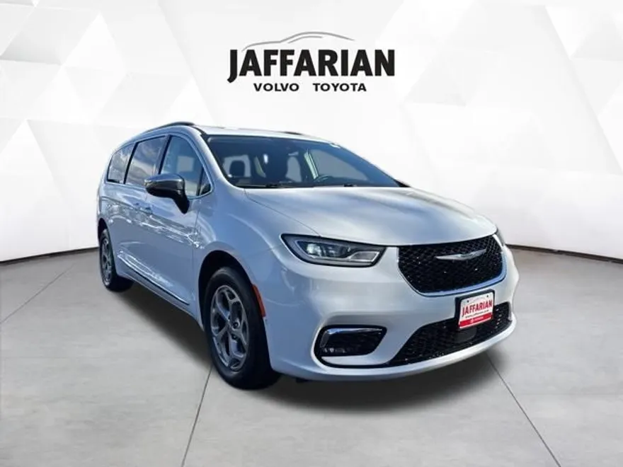 2023 Chrysler Pacifica Limited photo 1