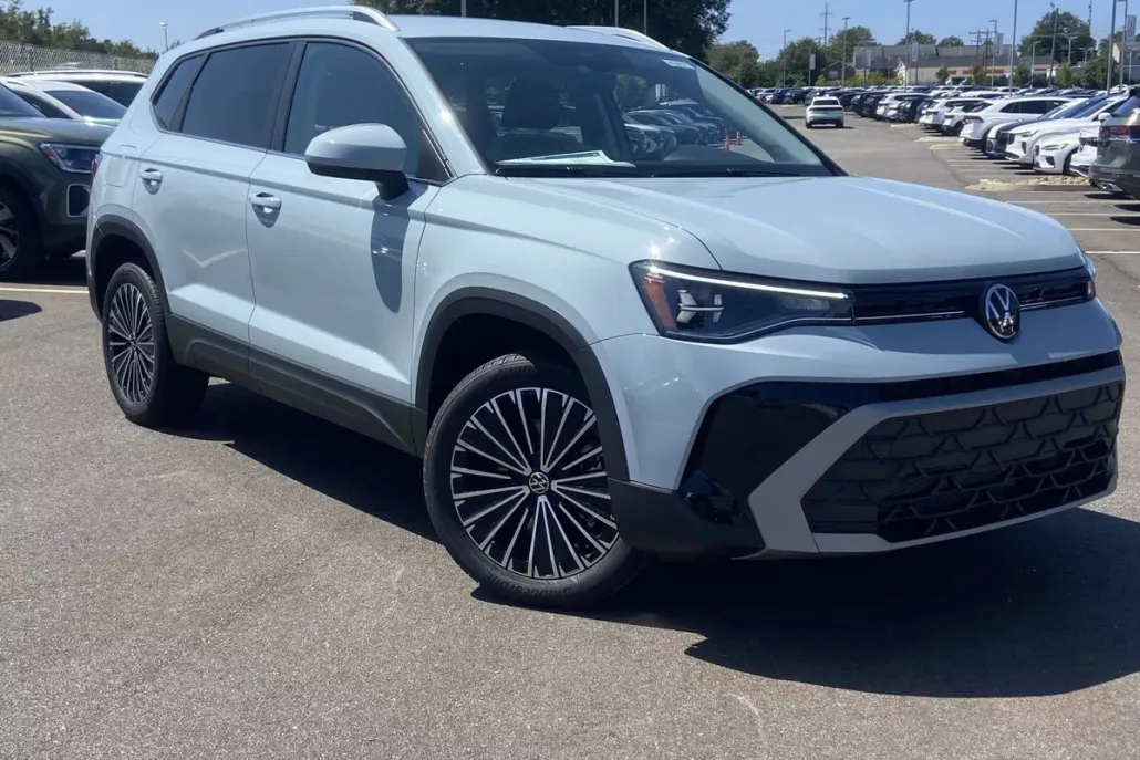 2025 Volkswagen Taos SE photo 1
