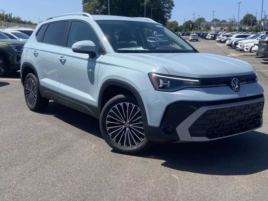 2025 Volkswagen Taos SE photo 1