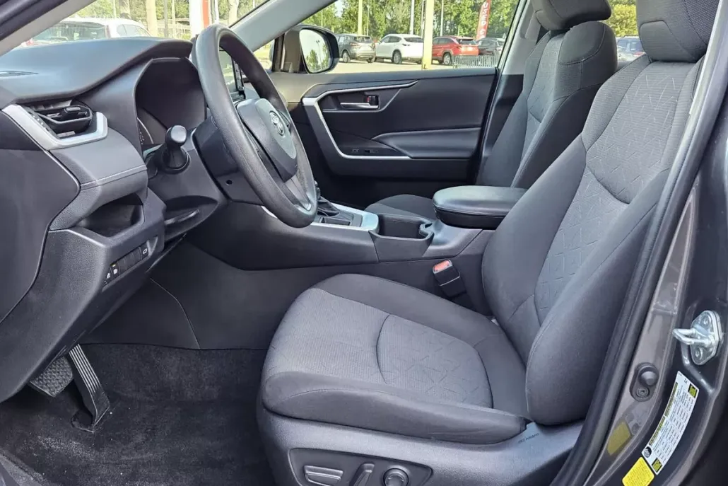 2022 Toyota RAV4 XLE photo 1