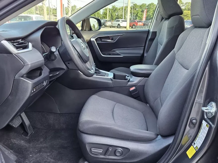 2022 Toyota RAV4 XLE photo 1