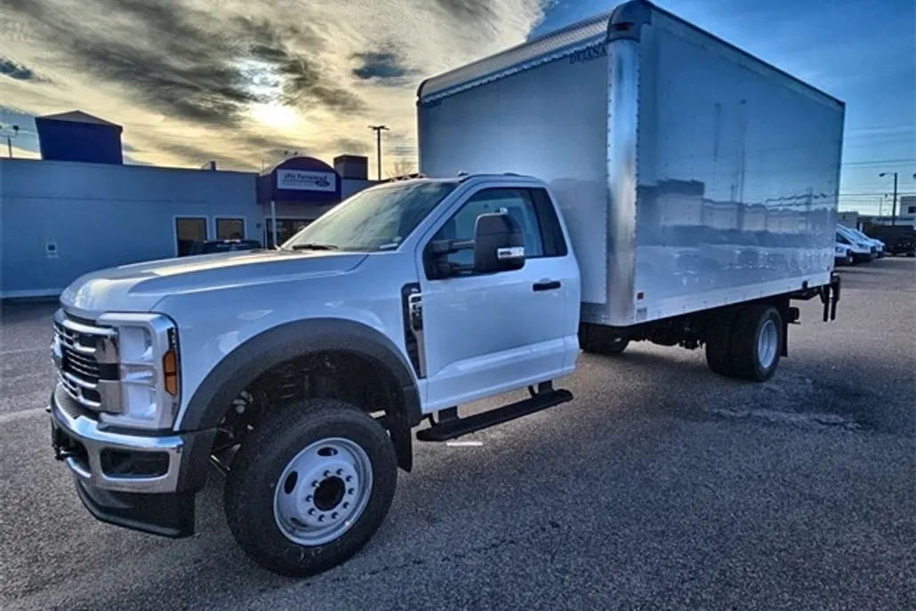 2024 Ford F-600 photo 1