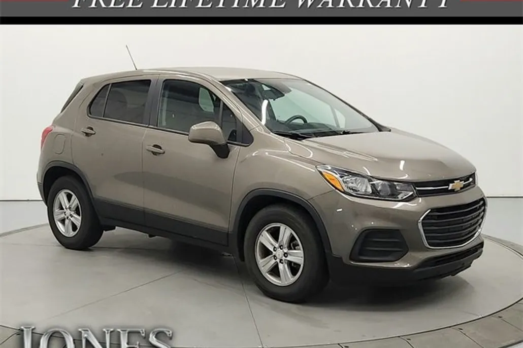 2022 Chevrolet Trax LS photo 1