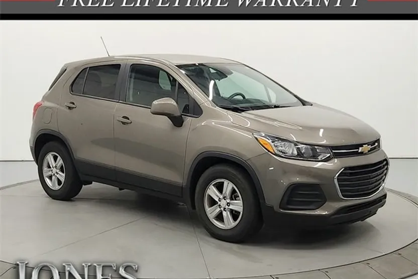 2022 Chevrolet Trax LS photo 1