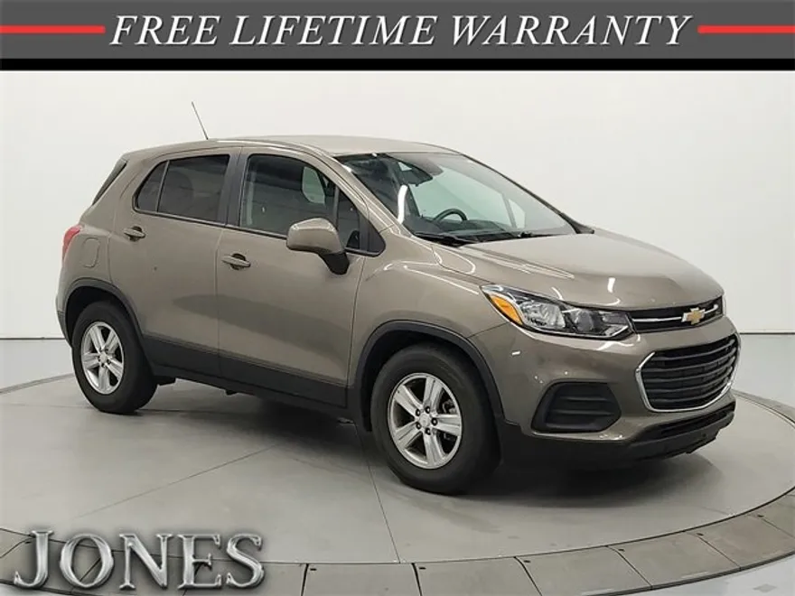 2022 Chevrolet Trax LS photo 1