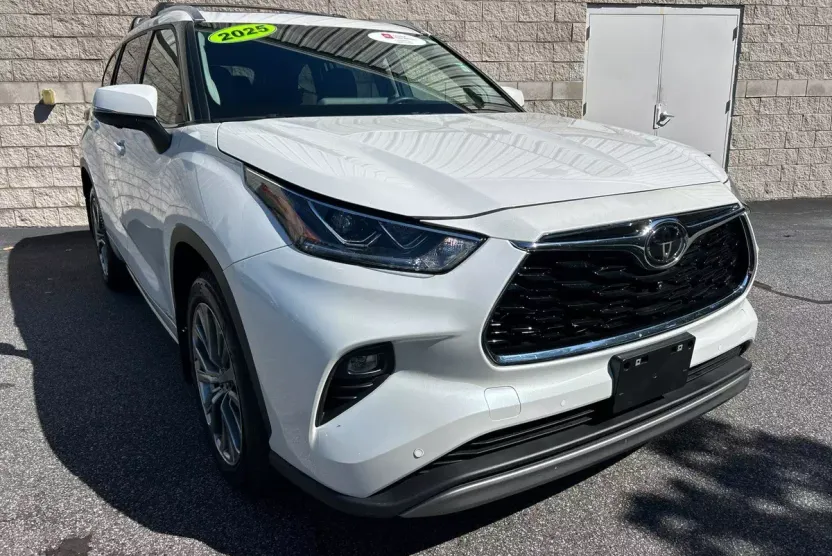 2025 Toyota Highlander Hybrid Limited photo 1