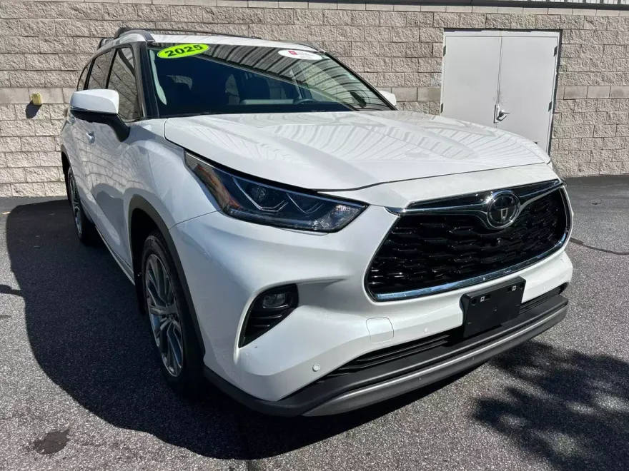 2025 Toyota Highlander Hybrid Limited photo 1