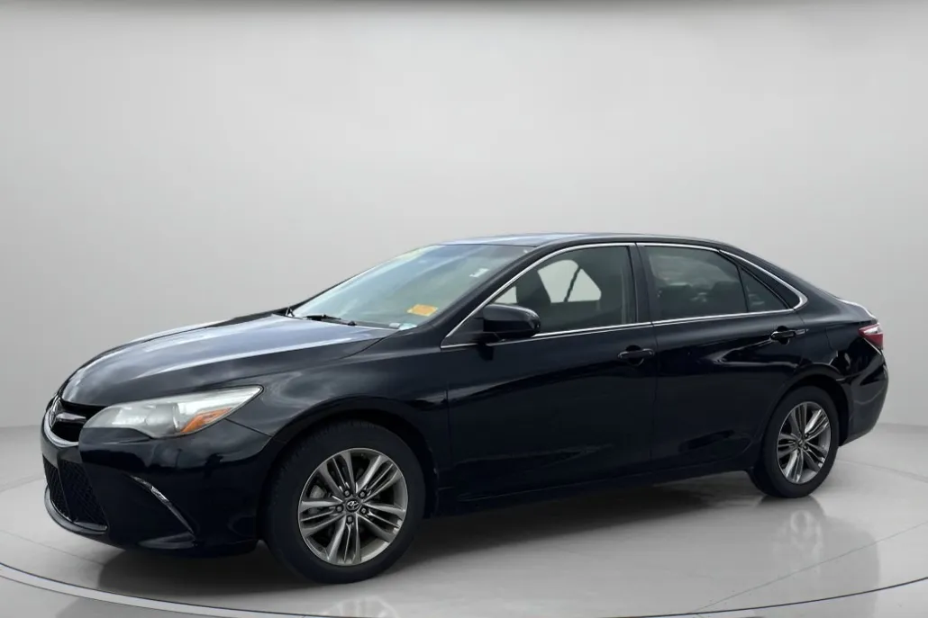 2017 Toyota Camry SE photo 1