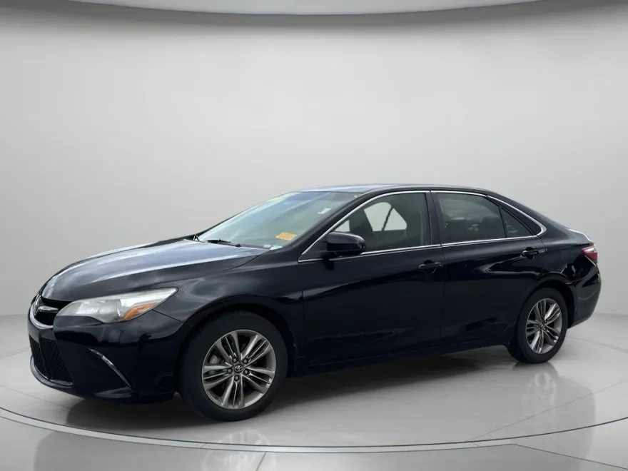 2017 Toyota Camry SE photo 1