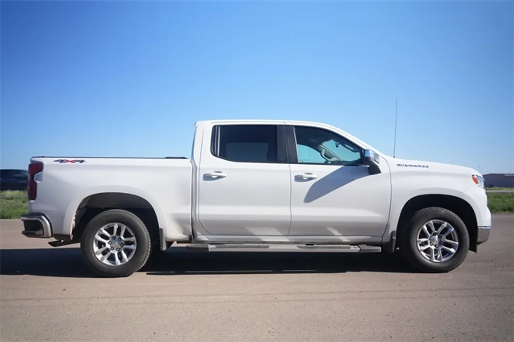 2022 Chevrolet Silverado 1500 LT photo 1