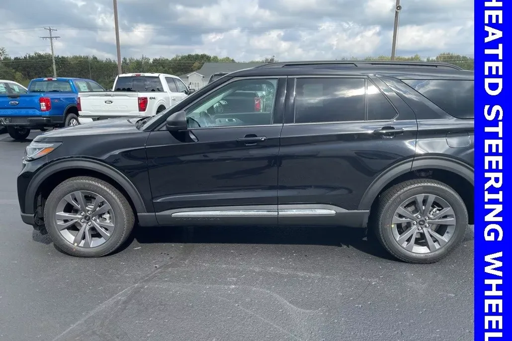 2025 Ford Explorer photo 1