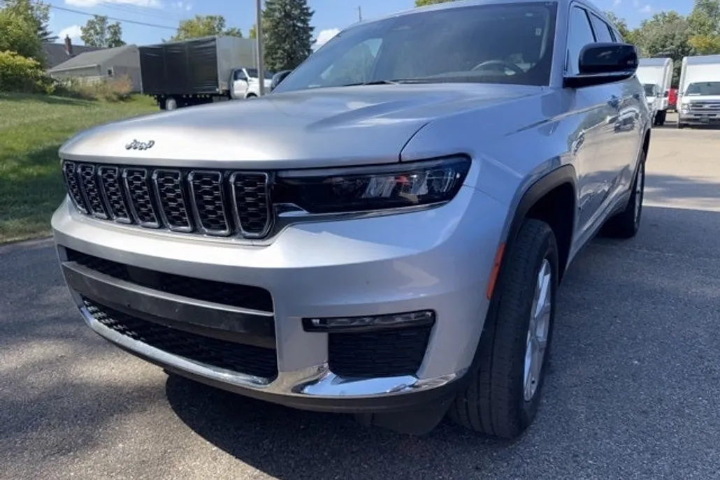 2023 Jeep Grand Cherokee Limited photo 1