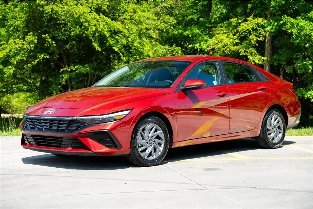 2024 Hyundai Elantra SEL photo 1