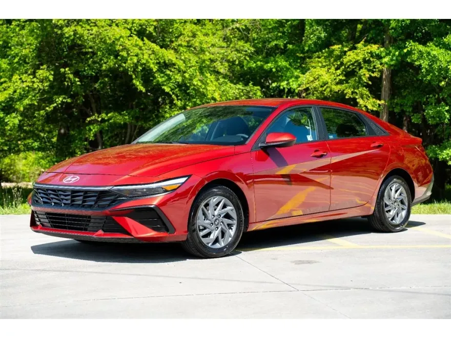 2024 Hyundai Elantra SEL photo 1