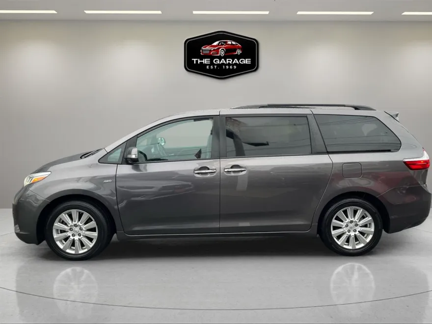 2017 Toyota Sienna Limited Premium photo 1