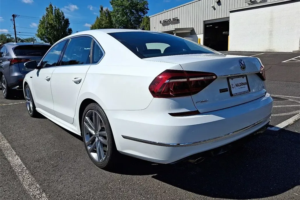 2017 Volkswagen Passat R-Line photo 1