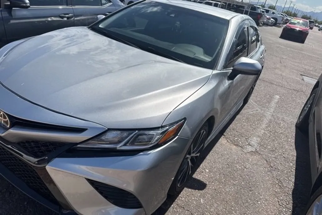 2018 Toyota Camry SE photo 1