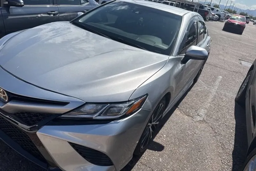 2018 Toyota Camry SE photo 1