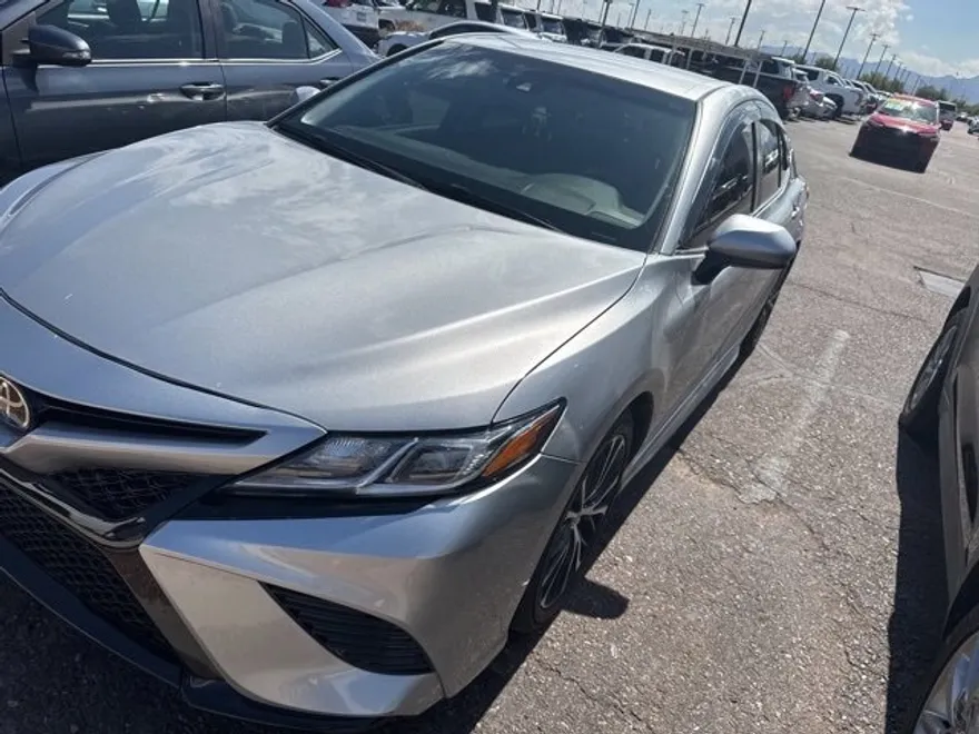 2018 Toyota Camry SE photo 1