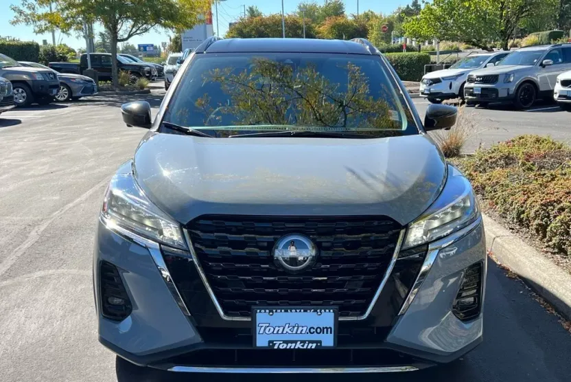 2023 Nissan Kicks SR photo 1