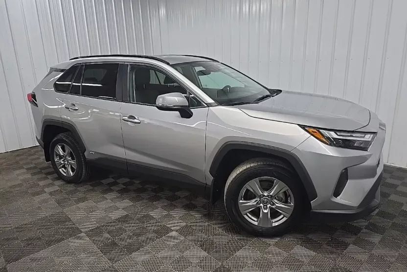 2024 Toyota RAV4 Hybrid XLE photo 1