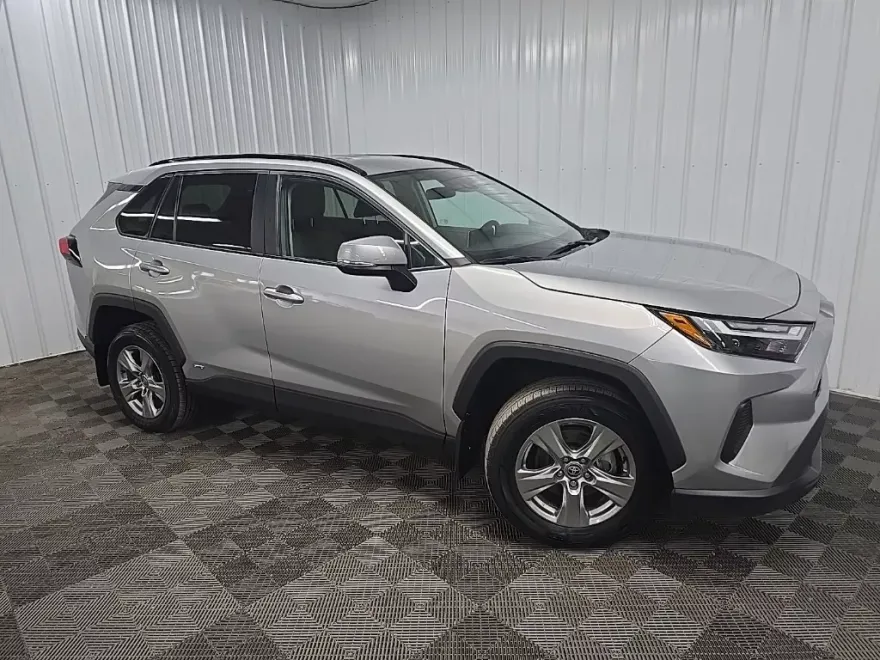 2024 Toyota RAV4 Hybrid XLE photo 1