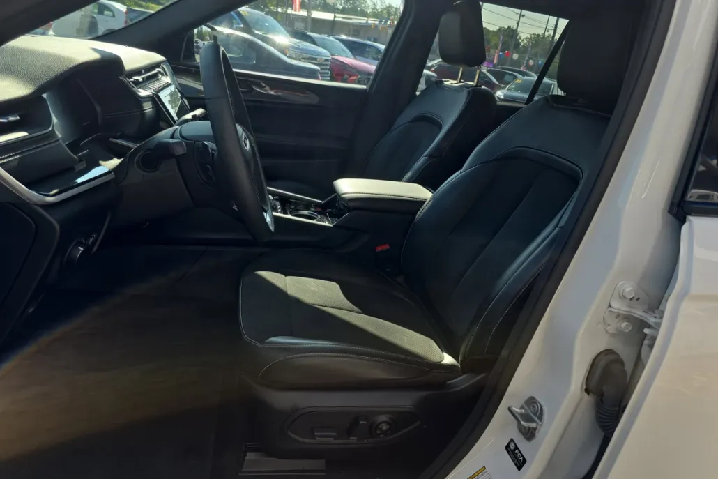 2023 Jeep Grand Cherokee Laredo photo 1