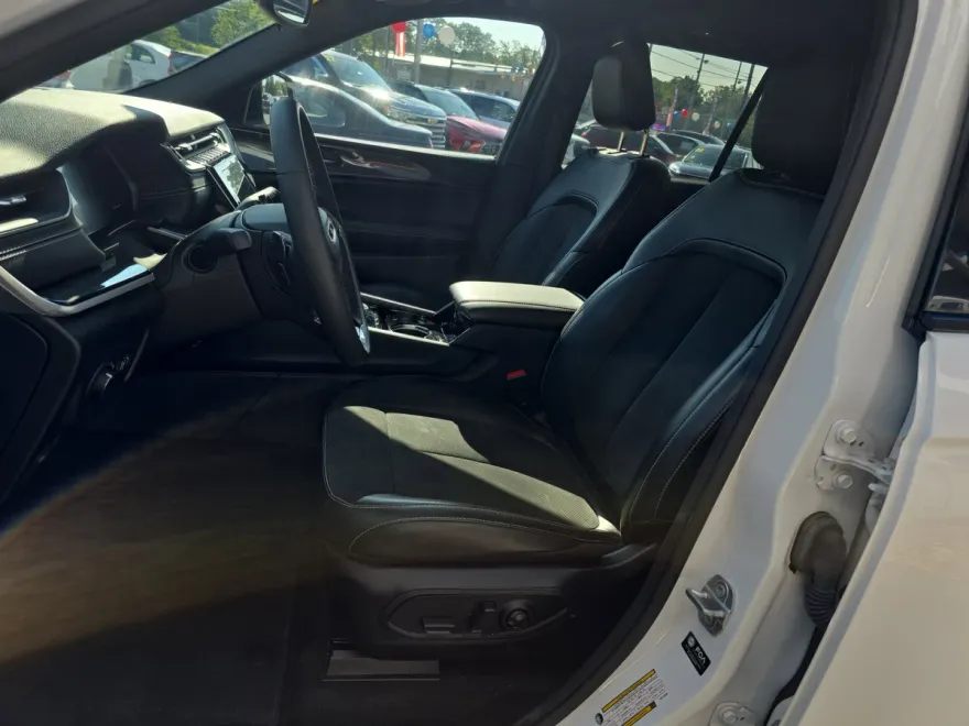 2023 Jeep Grand Cherokee Laredo photo 1