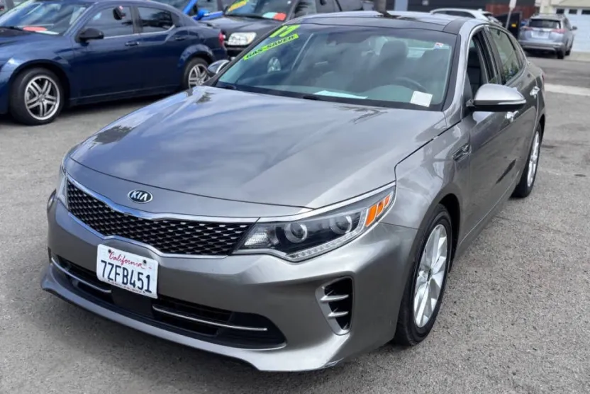 2017 Kia Optima EX photo 1