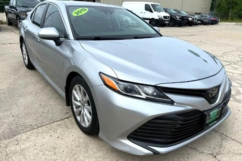 2019 Toyota Camry LE photo 1