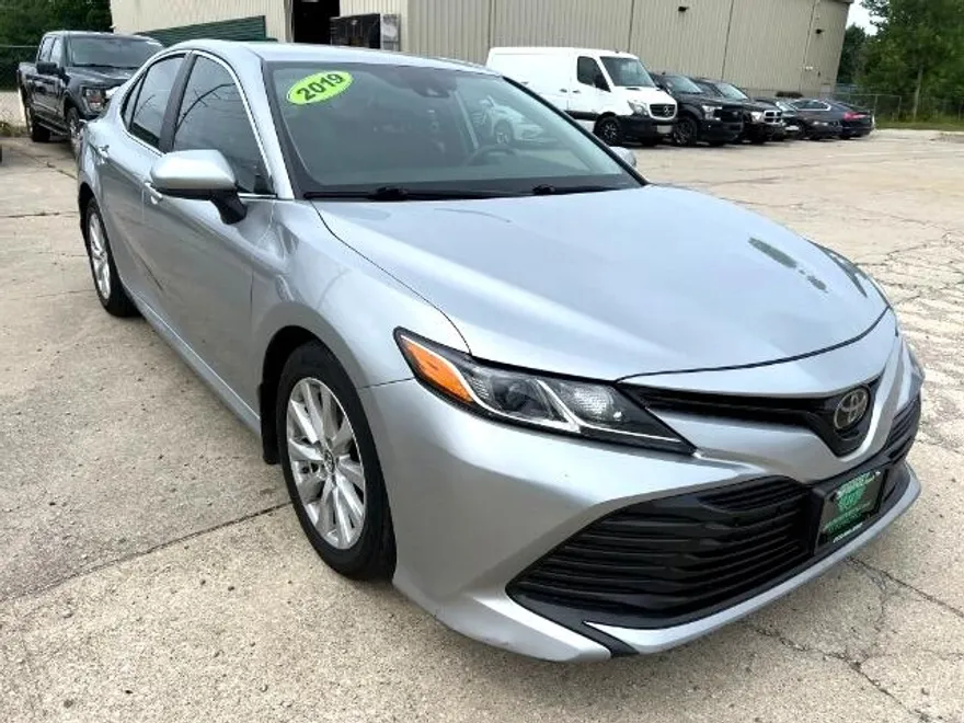 2019 Toyota Camry LE photo 1