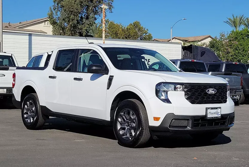 2025 Ford Maverick XLT photo 1